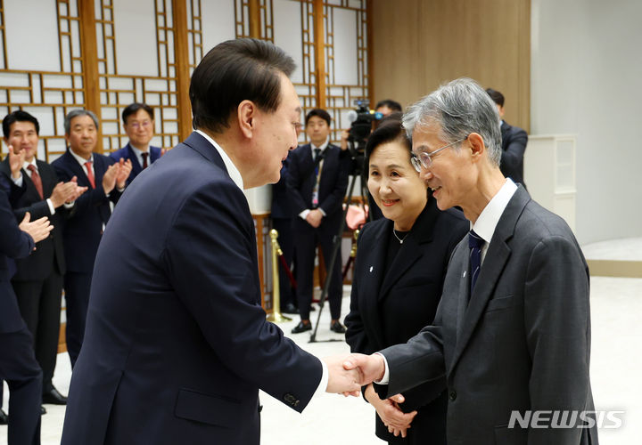 [서울=뉴시스] 전신 기자 = 윤석열 대통령이 8일 서울 용산 대통령실 청사에서 열린 대법원장 임명장 수여식에 입장하며 조희대 신임 대법원장과 악수하고 있다. 2023.12.08. photo1006@newsis.com