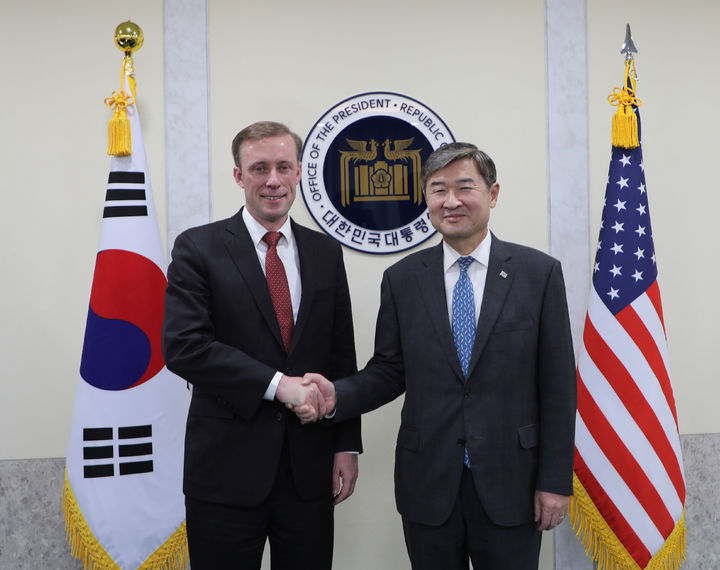 [서울=뉴시스] 조태용 국가안보실장이 8일 오후 서울 용산 대통령실 청사에서 한미일 안보실장 회의 참석차 방한한 제이크 설리번 미국 국가안보보좌관과 한미 안보실장 회의를 하며 악수하고 있다. (사진=대통령실 제공) 2023.12.08. photo@newsis.com *재판매 및 DB 금지