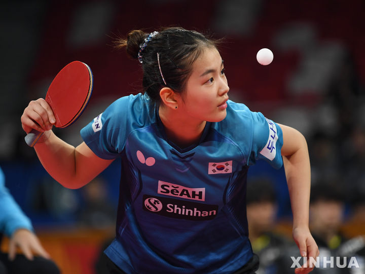 [청두=신화/뉴시스] 김나영이 8일(현지시각) 중국 쓰촨성의 청두에서 열린 '2023 국제탁구연맹(ITTF) 혼합 단체전 월드컵' 2회전 단식 1차전에서 하야타 히나(일본)와 경기하고 있다. 김나영이 1-2(8-11 11-9 5-11)로 패했으나 한국은 일본을 8-4로 꺾어 5전 전승으로 9일 독일을 상대한다. 2023.12.09. 