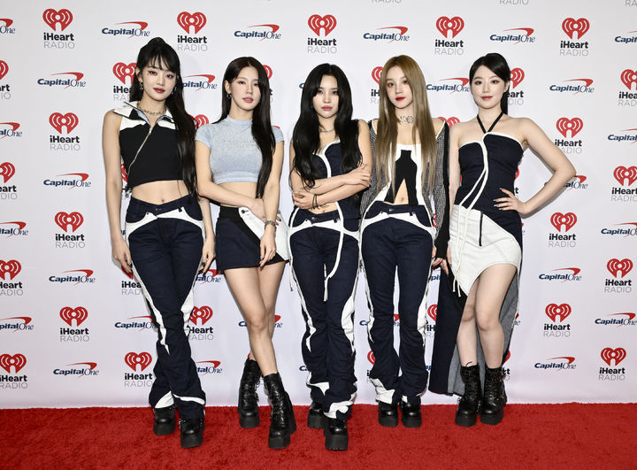 [서울=AP/뉴시스] 미국 '아이하트라디오 징글볼 투어'에서 공연하는 (여자)아이들.