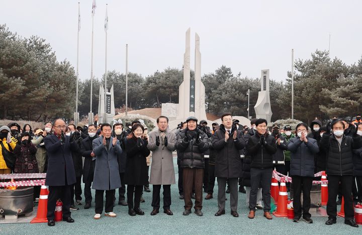 [괴산=뉴시스] 강신욱 기자 = 충북 괴산군은 괴산읍 동부리 괴산보훈공원에 기억의 전망대를 비롯해 호국동상, 무궁화길, 건곤감리마당, 태극마당, 야경시설 등을 보강해 괴산보훈테마공원으로 새롭게 조성한다. 사진은 올해 1월 1일 새해를 맞아 송인헌 괴산군수 등 지역 기관·단체장들이 괴산보훈공원 내 충혼탑을 참배한 뒤 군민 안녕을 기원하며 손뼉을 치고 있다. (사진=괴산군 제공) 2023.12.09. photo@newsis.com *재판매 및 DB 금지