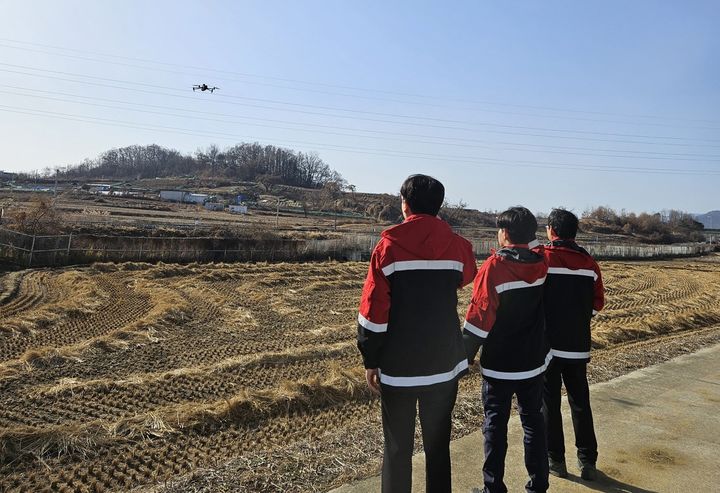 문경시 산불드론감시단이 드론을 띄워 산불을 감사하고 있다. (사진=문경시 제공) *재판매 및 DB 금지