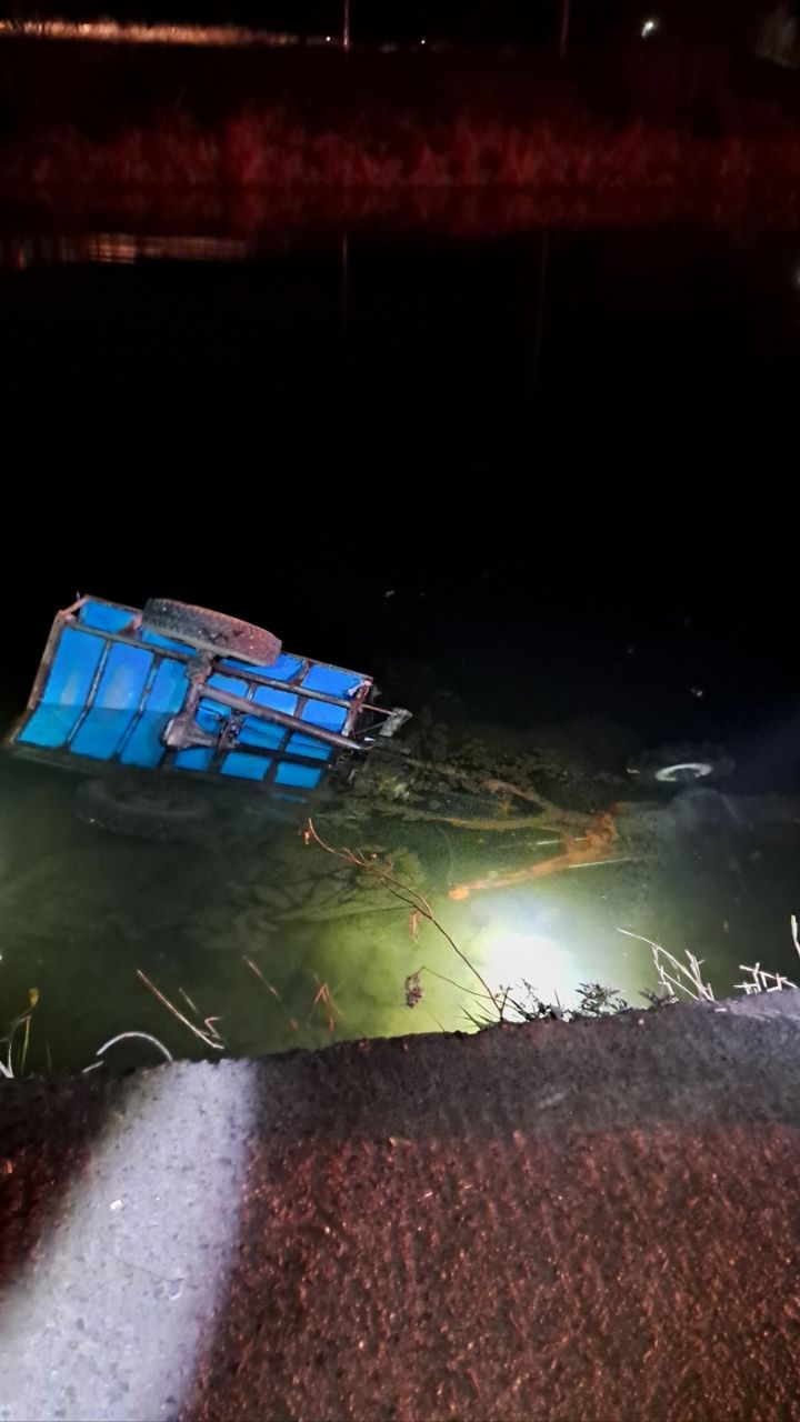 서화천에 빠진 경운기.(사진=옥천소방서 제공) *재판매 및 DB 금지