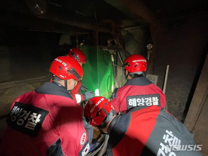 [광주=뉴시스] 김혜인 기자 = 지난 8일 오후 진도대교 인근해상에서 예인선 A(140여t)호와 연결된 무동력 바지선(2000여t)이 좌초해 완도해경이 구조 작업을 벌이고 있다. 2023.12.09. (사진=완도해경 제공) photo@newsis.com