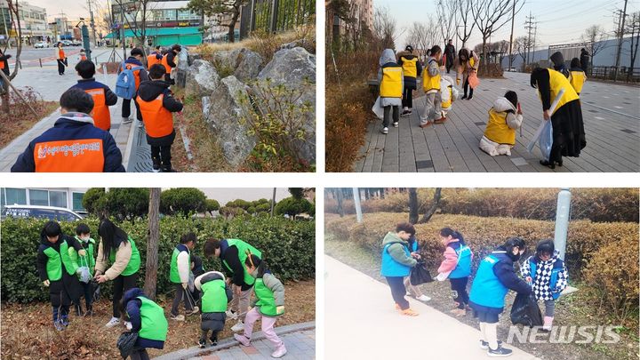 [수원=뉴시스] 수원시다함께돌봄센터 초등학생들이 걸으며 쓰레기를 줍는 플로킹 봉사활동을 벌이고 있는 모습 (사진 = 수원시다함께돌봄센터협의회 제공)