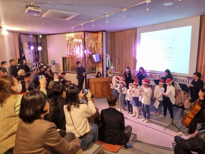 [창원=뉴시스] 강경국 기자 = 경남 창원시 진해기적의도서관에서 9일 개관 20주년 기념식이 펼쳐지고 있다. (사진=진해기적의도서관 제공). 2023.12.09. photo@newsis.com *재판매 및 DB 금지