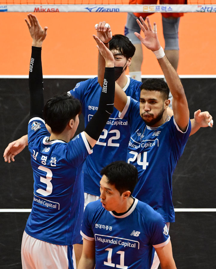 [서울=뉴시스] 현대캐피탈은 9일 안산상록수체육관에서 열린 '도드람 2023~2024 V-리그' 남자부 OK금융그룹과의 경기에서 세트 스코어 3-0(26-24 25-14 25-18)으로 이겼다. 2023.12.09. (사진=한국배구연맹 제공) *재판매 및 DB 금지