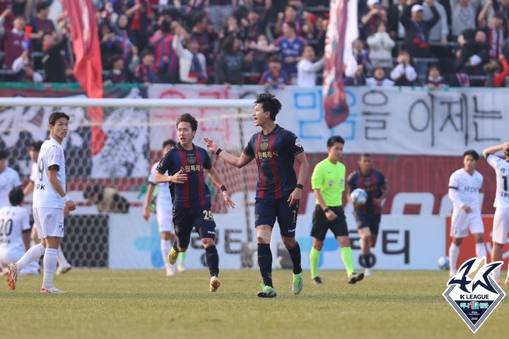 [서울=뉴시스] 프로축구 K리그1 수원FC의 김현. (사진=한국프로축구연맹 제공) *재판매 및 DB 금지