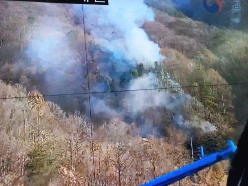 상주시 화남면 중눌리 야산 입구 밭에서 화재가 발생해 연기가 나고 있다. (사진=산림청 제공) *재판매 및 DB 금지