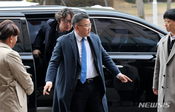 [과천=뉴시스] 조성우 기자 = 전현희 전 국민권익위원장에 대한 '표적 감사'를 주도한 의혹을 받는 유병호 감사원 사무총장이 9일 오전 경기도 정부과천청사 공수처에 직권남용 권리행사방해 등 혐의 피의자 신분으로 출석하고 있다. 2023.12.09. xconfind@newsis.com