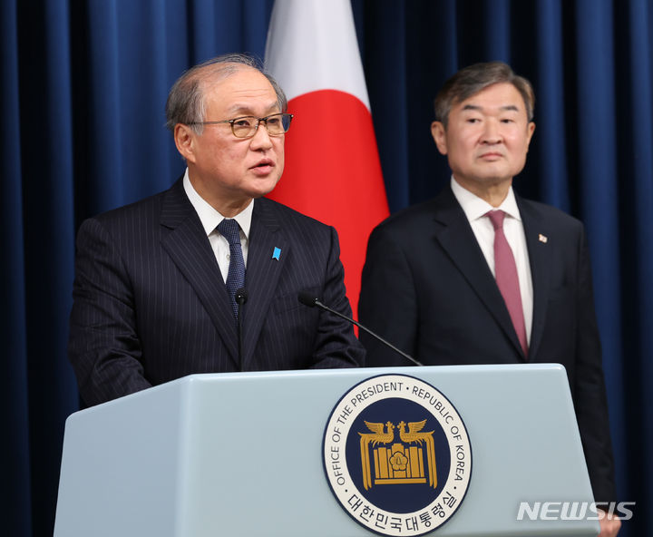 [서울=뉴시스] 조수정 기자 = 아키바 다케오 일본 국가안전보장국장이 9일 서울 용산 대통령실 청사에서 한미일 안보실장회의 공동 브리핑을 하고 있다. 오른쪽은 조태용 국가안보실장. 2023.12.09. chocrystal@newsis.com