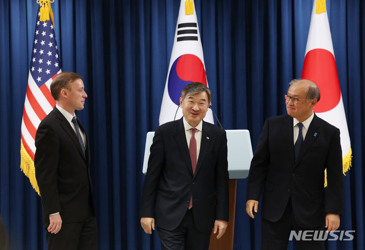 [서울=뉴시스] 조수정 기자 = 조태용(가운데) 국가안보실장, 제이크 설리번(왼쪽) 미국 백악관 국가안보보좌관, 아키바 다케오 일본 국가안전보장국장이 9일 서울 용산 대통령실 청사에서 한미일 안보실장회의 공동 브리핑을 마친 뒤 나서고 있다. 2023.12.09. chocrystal@newsis.com