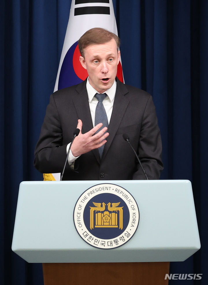 [서울=뉴시스] 조수정 기자 = 제이크 설리번 미국 국가안보보좌관이 이번주 이스라엘을 방문해 가자지구 인도적 지원과 민간인 피해 등을 논의할 예정이다. 사진은 설리번 보좌관이 지난 9일 서울 용산 대통령실 청사에서 한미일 안보실장회의 공동 브리핑 하는 모습. 2023.12.11. chocrystal@newsis.com