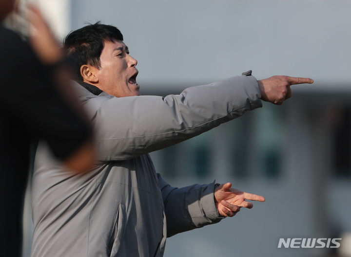 [강릉=뉴시스] 김근수 기자 = 지난 2023년 12월9일 강원 강릉시 강릉종합운동장에서 열린 하나원큐 2023 K리그 승강 플레이오프(PO) 2차전 강원FC 대 김포FC의 경기, 전반 김포FC 고정운 감독이 전술 지시를 하고 있다. 2023.12.09. ks@newsis.com