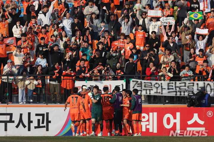 [강릉=뉴시스] 김근수 기자 = 9일 강원 강릉시 강릉종합운동장에서 열린 하나원큐 2023 K리그 승강 플레이오프(PO) 2차전 강원FC 대 김포FC의 경기, 후반 강원FC 가브리엘이 선취골을 넣고 선수들과 세리머니를 하고 있다. 2023.12.09. ks@newsis.com