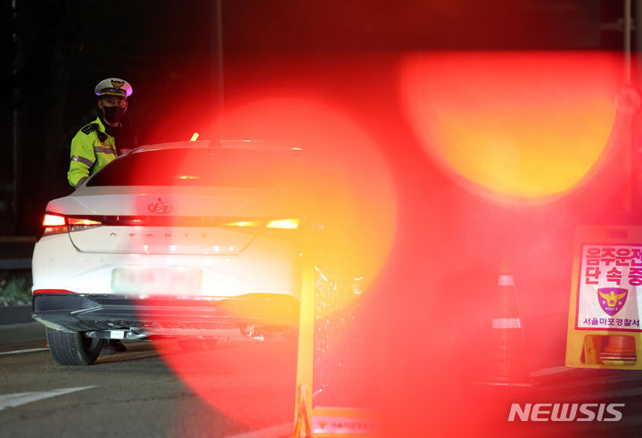 [서울=뉴시스] 김명년 기자 = 9일 오후 서울 마포구 한 도로에서 마포경찰서 교통안전계 관계자들이 음주운전 현장단속을 하고 있다. 2023.12.09. kmn@newsis.com