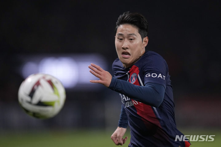 [파리=AP/뉴시스] 파리 생제르맹(PSG)의 이강인이 9일(현지시각) 프랑스 파리의 파르크 데 프랭스에서 열린 2023-24시즌 리그앙 15라운드 FC낭트와 경기 중 공을 쫓고 있다. 이강인은 풀타임 활약하며 팀의 2-1 승리에 이바지했다. 2023.12.10.