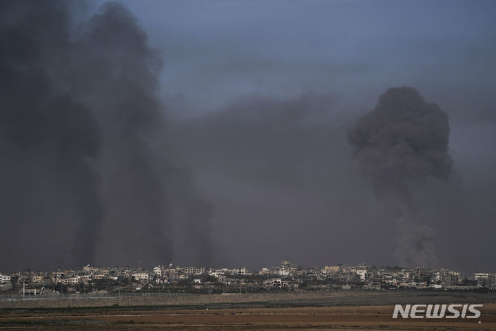[AP/뉴시스] 10일 이스라엘군의 폭탄투하와 공습으로 가자 지구에서 연기가 솟아오르고 있다. 봉쇄선 밖 이스라엘 남부에서 촬영한 사진이다. 
