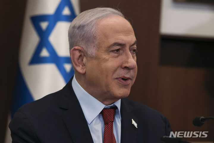[예루살렘=AP/뉴시스]베냐민 네타냐후 이스라엘 총리가 지난 10일(현지시간) 하마스가 억류한 인질석방을 새 협상이 진행되고 있음을 시사했다. 이스라엘 정부가 최근 하마스가 협상에 원칙적으로 동의했다고 밝혔으나 하마스 지도자는 이스라엘이 국내 압력을 모면하기 위해 허위정보를 퍼트린다고 비난했다. 2023.12.30. 