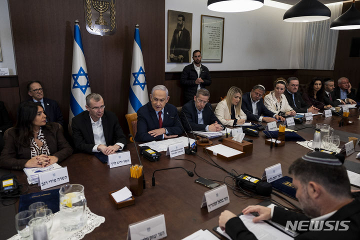 [AP/뉴시스] 베냐민 네타냐후 총리가 10일 일요정기 각의를 주재하고 있다. 네타냐후는 1년 전 초유대주의 및 초강경보수 세력의 도움으로 다시 정권을 잡았다 