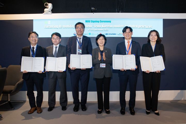 [서울=뉴시스] (왼쪽부터) 환경부 이영석 기후변화정책관, 현대차 글로벌수소비즈니스사업부장 박철연 상무, 글로벌녹색성장기구(GGGI) 신경남 사무차장보, 환경부 한화진 장관, SK E&S 수소사업개발그룹장 소유섭 부사장, 한국수자원공사 오은정 환경에너지본부장이 기념 촬영을 하고 있는 모습(사진=현대차) 2023.12.10 photo@newsis.com *재판매 및 DB 금지