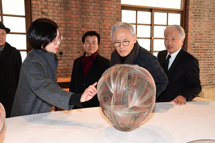 [진주=뉴시스] 2023 진주전통공예비엔날레 행사기간에 유인촌 문화체육관광부 장관이 관람했다. *재판매 및 DB 금지