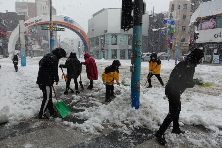 지난 1월 속초시에 폭설이 내린 가운데 공무원들이 시 주요도로에서 제설작업을 하고 있다. *재판매 및 DB 금지