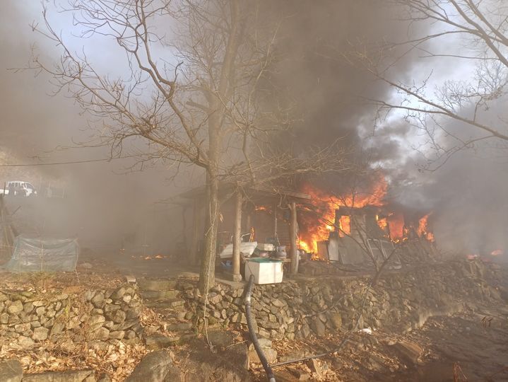 [괴산=뉴시스] 임선우 기자= 10일 오후 1시58분께 충북 괴산군 청천면 한 주택에서 불이 나 건물이 전소됐다. (사진=괴산소방서 제공) photo@newsis.com *재판매 및 DB 금지