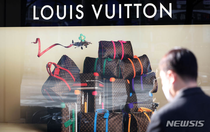 [서울=뉴시스] 김선웅 기자 = 연말 명품 브랜드의 시계, 향수, 핸드백 등 제품 가격이 줄줄이 인상되고 있다. 소비 심리 위축으로 명품 브랜드의 가격 인상 움직임이 다소 잦아드는 분위기이기도 하지만 선물 수요가 많은 연말·연시에 일부 명품 브랜드가 가격 인상 특수를 잡는 전략으로 줄인상에 나설 가능성도 점쳐지고 있다. 10일 서울 소재 백화점 외부에 명품 브랜드 광고가 걸려있다. 2023.12.10. mangusta@newsis.com