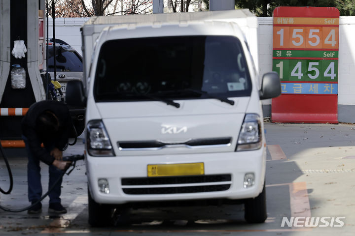 [고양=뉴시스] 최동준 기자 = 국제유가가 12일(현지시간) 공급 과잉과 수요 둔화 우려 속 6개월 만에 최저치를 기록했다. 사진은 지난 10일 경기 고양시 한 주유소 모습. 2023.12.13. photocdj@newsis.com