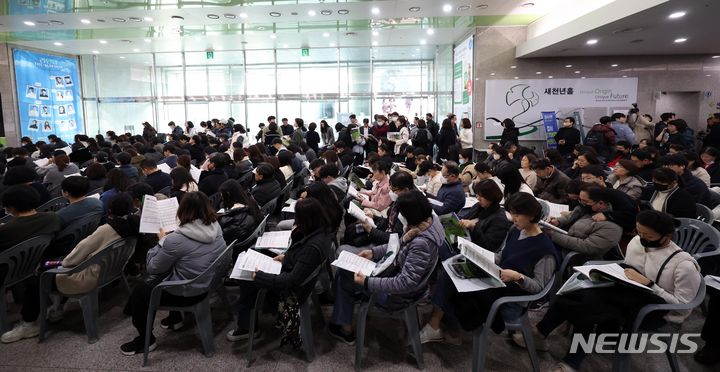 [서울=뉴시스] 김선웅 기자 = 지난달 10일 서울 종로구 성균관대학교 600주년 기념관에서 종로학원이 개최한 2024 정시지원 변화 및 합격선 예측, 합격전략 설명 대입설명회 모습. 2023.12.10. mangusta@newsis.com