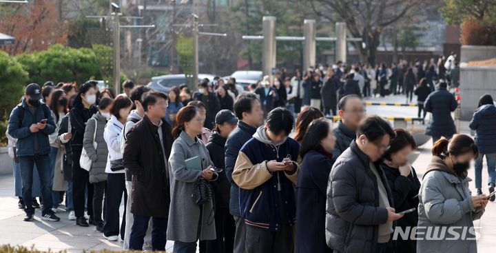 [서울=뉴시스] 김선웅 기자 = 2024학년도 대입수학능력시험 성적 결과가 통지된 가운데 학부모 및 수험생들이 10일 서울 종로구 성균관대학교 600주년 기념관에서 열린 종로학원 개최 2024 정시지원 변화 및 합격선 예측, 합격전략 설명 대입설명회에 참석하기 위해 줄을 서고 있다. 2023.12.10. mangusta@newsis.com