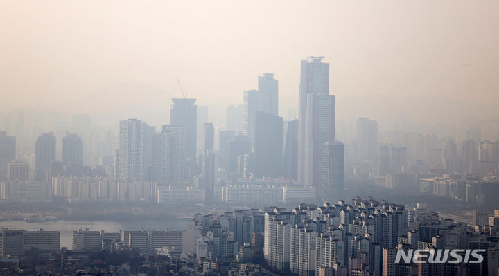 [서울=뉴시스] 김선웅 기자 = 금요일인 12일은 평년 기온을 웃돌며 겨울이 무색한 날씨가 이어지는 가운데 전국 대부분 지역의 미세먼지 농도가 치솟겠다. 사진은 지난 10일 오후 서울 남산공원에서 바라본 도심이 흐린 모습. 2023.12.10. mangusta@newsis.com