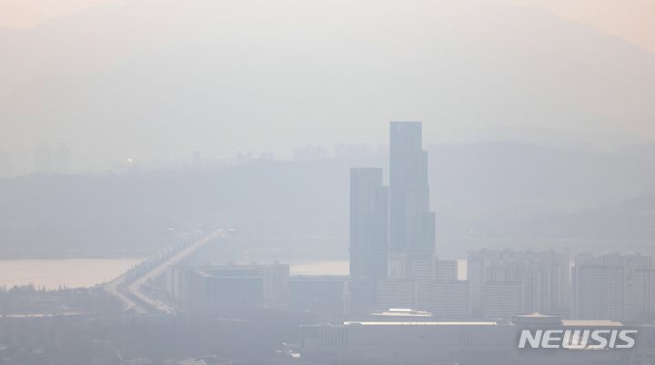 [서울=뉴시스] 김선웅 기자 = 서울 일부 지역 미세먼지 농도가 '나쁨' 상태를 보인 지난 10일 오후 서울 남산공원에서 바라본 도심이 흐린 모습이다. 2023.12.10. mangusta@newsis.com