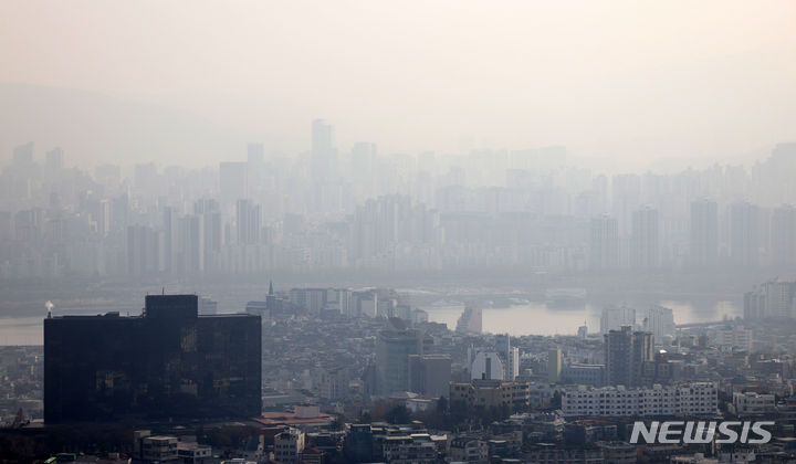 [서울=뉴시스] 김선웅 기자 = 서울 일부 지역 미세먼지 농도가 '나쁨' 상태를 보인 10일 오후 서울 남산공원에서 바라본 도심이 흐린 모습이다. 2023.12.10. mangusta@newsis.com