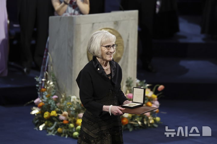 [스톡홀름=AP/뉴시스]클로디아 골딘 미국 하버드대 교수가 2023년 12월10일 스웨덴 스톡홀름 노벨상 시상식에서 경제학상을 수상한 모습. 2025.02.20.