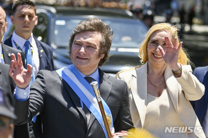 [부에노스아이레스=AP/뉴시스] 하비에르 밀레이 아르헨티나 신임 대통령이 11일(현지시간) 중앙 부처 축소를 포함한 13개 법령을 발표했다. 사진은 밀레이 대통령이 전날 동생 카리나와 함께 부에노스아이레스 정부청사 '카사 로사다'에 도착하는 모습. 2023.12.12.