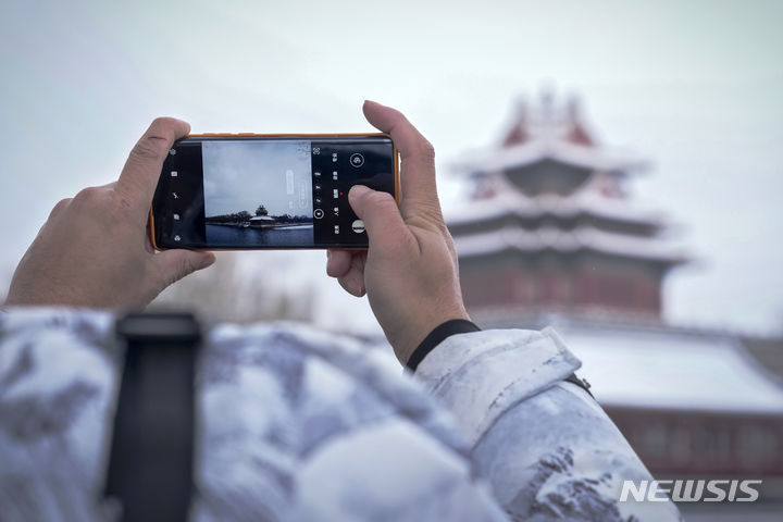 [베이징=AP/뉴시스] 영국 유니버시티 칼리지 런던(UCL) 연구진은 스마트폰 등에서 나오는 블루라이트(청색광)가 혈당의 불균형을 초래하고, 적색광이 혈당 수치를 낮출 수 있다는 논문을 최근 발표했다. (*본문과 관련 없는 사진) 2024.02.23. 