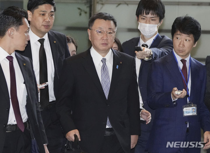 [도쿄=AP/뉴시스]13일 이후 교체될 예정인 것으로 알려진 마쓰노 히로카즈(松野博一) 일본 관방장관이 11일 도쿄 총리실에서 기자들로부터 질문 공세를 받고 있다. 자민당 최대 아베 파벌의 정치자금 문제로 기시다 후미오(岸田文雄) 총리 정권의 정책 추진이 약화될 우려가 있다고 니혼게이자이(日本經濟)신문이 11일 보도했다. 2023.12.11.