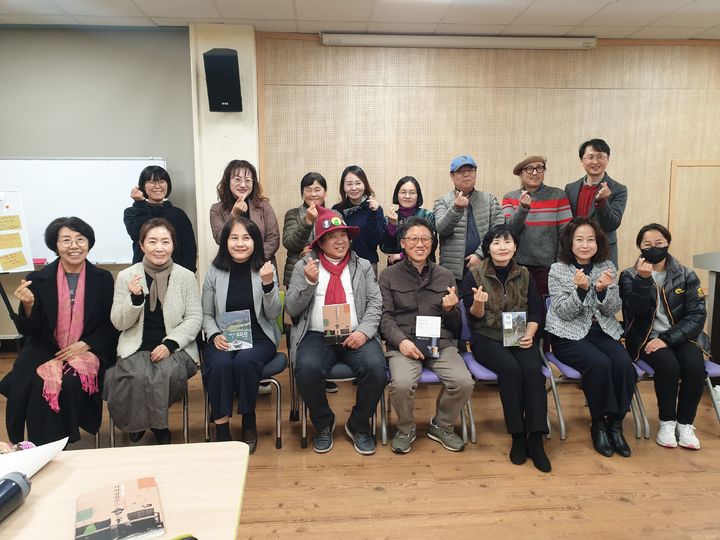 [통영=뉴시스] 신정철 기자= 통영시지속가능발전협의회(위원장 정호원)는 지난 8일 통영도서관 3층 강의실에서 송언수, 최광수, 이장원, 최경희씨 등 네 명의 작가들이 참여한 시민 작가 북토크쇼를 열었다.사진은 이날 행사 기념사진 모습.(사진=통영시 제공).2023.12.11. photo@newsis.com *재판매 및 DB 금지