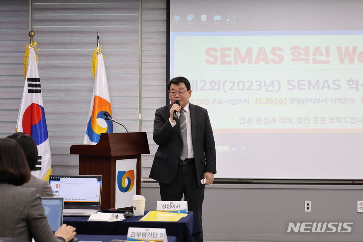 [서울=뉴시스]박성효 소상공인시장진흥공단(소진공) 이사장이 지난달 28일부터 3일간 열린 '제2회 SEMAS 혁신성과대회'에서 인사말을 하고 있다. (사진=소진공 제공) 2023.12.11. photo@newsis.com