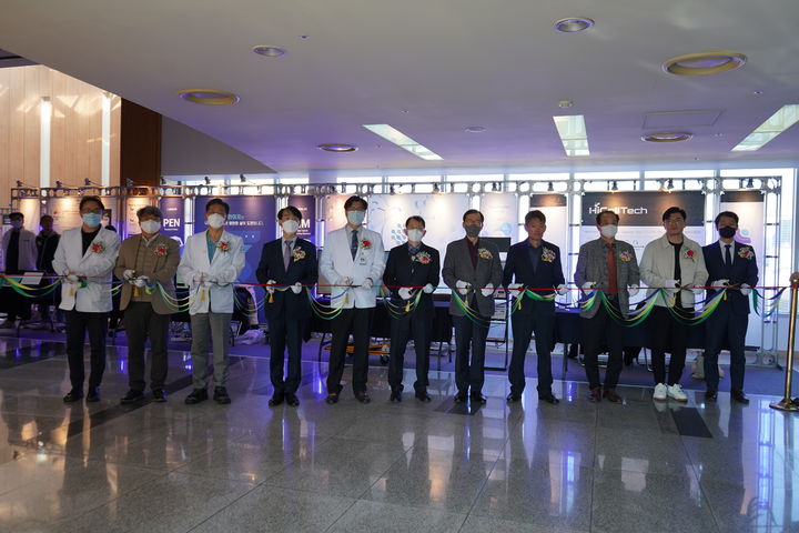 국산의료기기 로드쇼 & 국책과제 성과보고회 참석자들이 10개 기업 부스 전시를 기념하기 위한 커팅식을 하고 있다. (사진=양산부산대병원 제공) *재판매 및 DB 금지