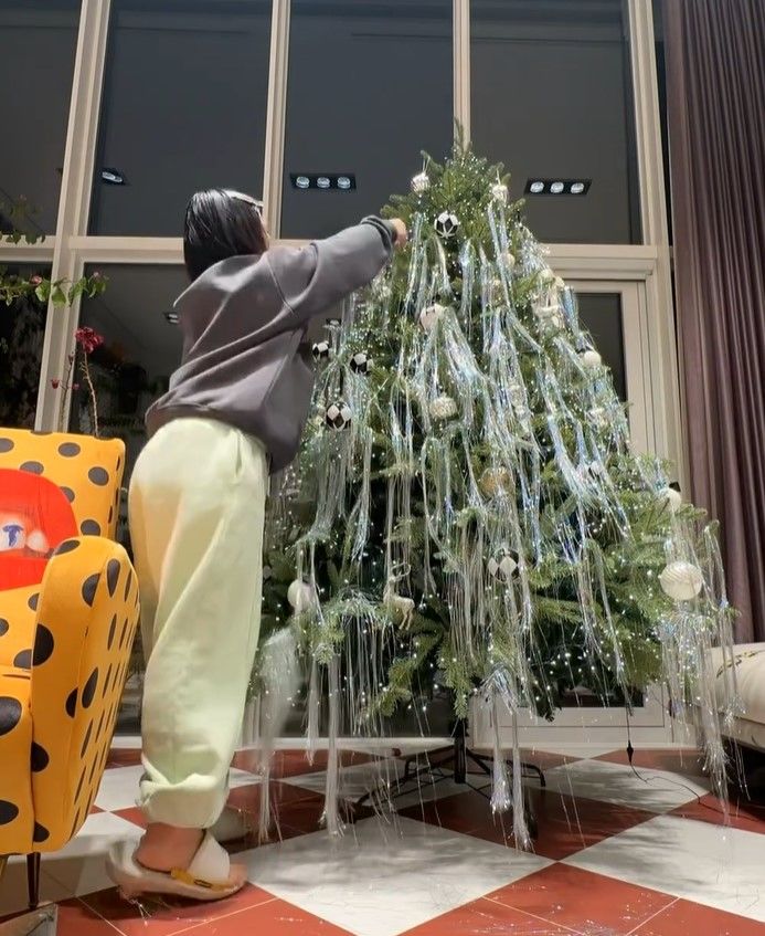 [서울=뉴시스] 개그우먼 박나래가 크리스마스를 앞두고 트리 만들기 삼매경에 빠졌다. (사진=박나래 인스타그램 캡처) 2023.12.11. photo@newsis.com *재판매 및 DB 금지