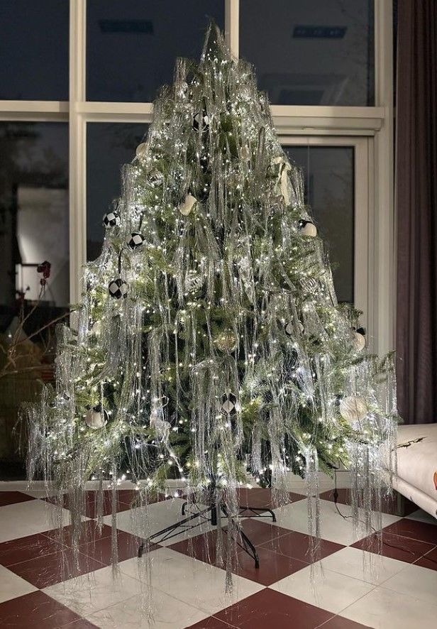 [서울=뉴시스] 개그우먼 박나래가 크리스마스를 앞두고 집에 대형 트리를 설치했다. (사진=박나래 인스타그램 캡처) 2023.12.11. photo@newsis.com *재판매 및 DB 금지