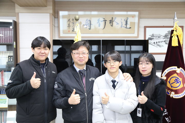 [수원=뉴시스]울산과학기술원에 합격한 함시훈(오른쪽 두번째) 학생이 교사들과 기념촬영을 하고 있다. (사진=삼일공업고등학교 제공) *재판매 및 DB 금지