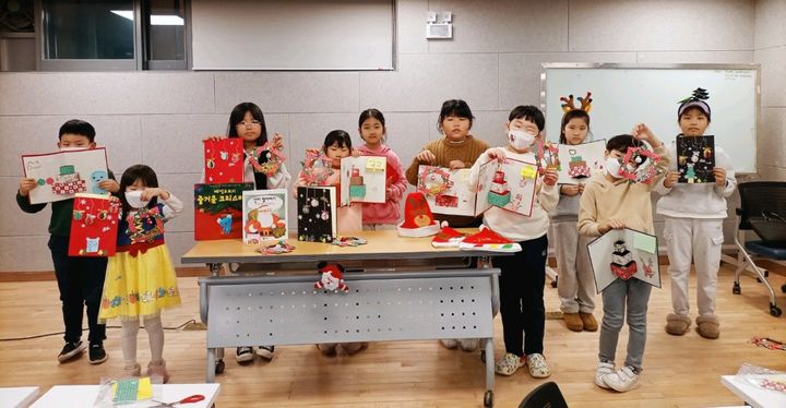 [진주=뉴시스] 진주시립도서관 도서관과 함께하는 연말 만들기 큰 인기. *재판매 및 DB 금지