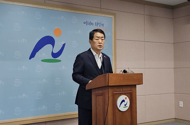 [울산=뉴시스] 안정섭 기자 = 11일 서동욱 울산 남구청장이 남구청 프레스센터에서 기자회견을 열고 내년 총선 불출마 입장을 밝히고 있다. 2023.12.11. yohan@newsis.com *재판매 및 DB 금지