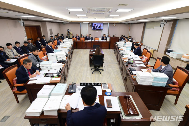 [창원=뉴시스]홍정명 기자=지난 8일 경상남도의회 도청 소관 예산결산특별위원회가 '2024년도 경상남도 예산안과 기금운용계획안에 대한 종합심사'를 하고 있다.(사진=경남도의회 제공) 2023.12.11. photo@newsis.com