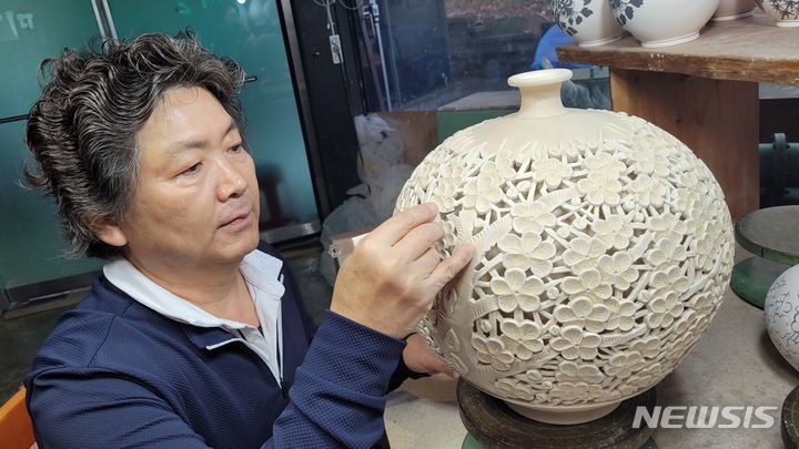 [경기광주=뉴시스] 경기 광주시가 미강요 노영재씨를 왕실 도자기 명장으로 선정했다.