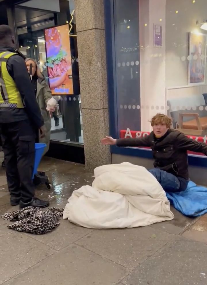 영국의 한 맥도날드 직원이 가게 앞에 이불을 깔고 앉아 있던 노숙자에게 양동이로 표백제를 뿌리는 모습이 소셜미디어에서 화제가 되고 있다고 영국 BBC와 텔레그래프 등 외신이 10일(현지시간) 전했다. 사진은 직원에게 항의하고 있는 노숙자 아론 매카시(25) 씨의 모습. (사진=X) 2023.12.11. *재판매 및 DB 금지